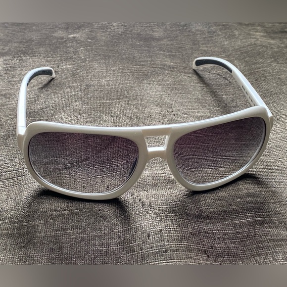 ✨PREOWNED ✨💯% AUTHENTIC PRADA SUNGLASSES - Picture 5 of 9